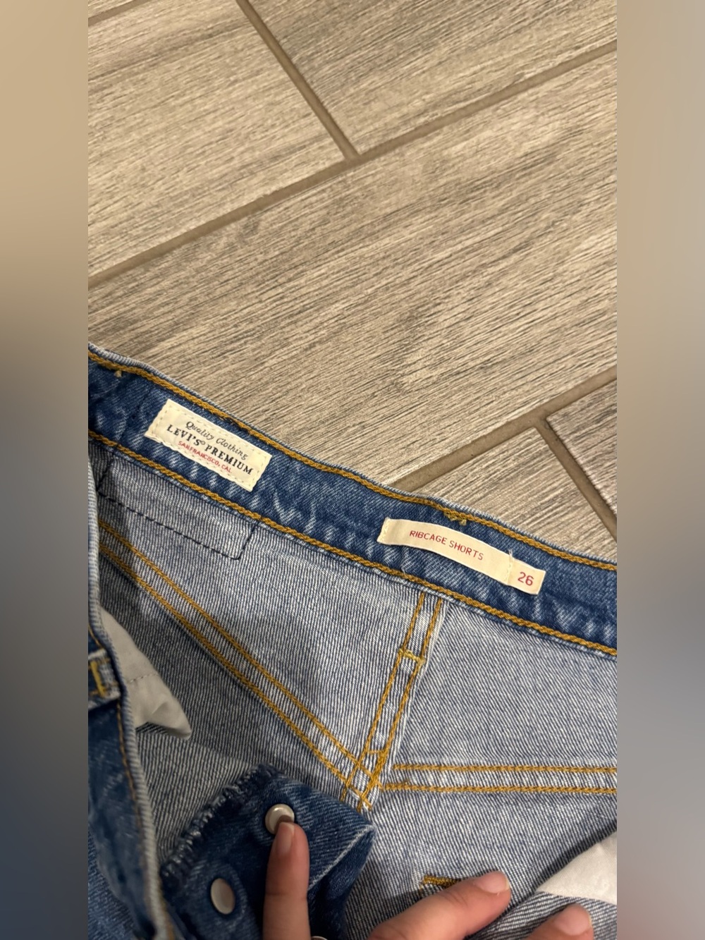 Levi’s Ribcage Shorts - Picture 6 of 7